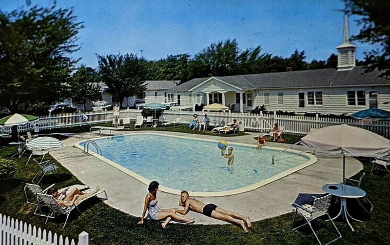 Williams House Motel - Vintage Postcard (newer photo)